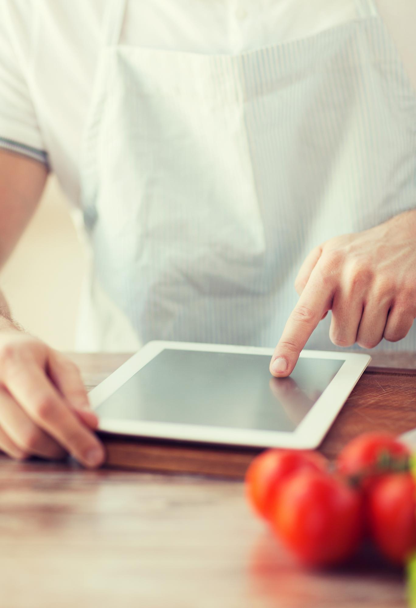Minimal mutfak ve tablet üzerinde tarif gösterimi